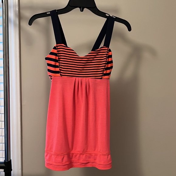 Lululemon Run Back on Track Tank. Size 6 - Picture 2 of 11